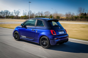 Abarth 595 Yamaha Moonster Energy, Special Edition, Kooperation, Blau, Schwarz, Grün, fahrend, von hinten